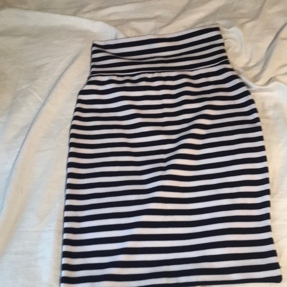 A blue and white striped skirt - Picture 1 of 3